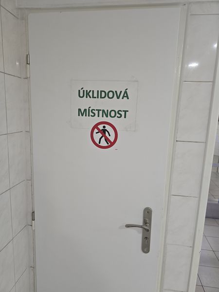 Файл:Uklidova mistnost.jpg